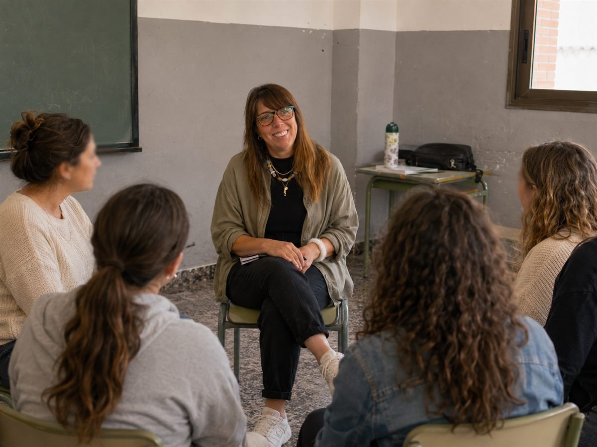 Bibi Fernández en un taller grupal con madres