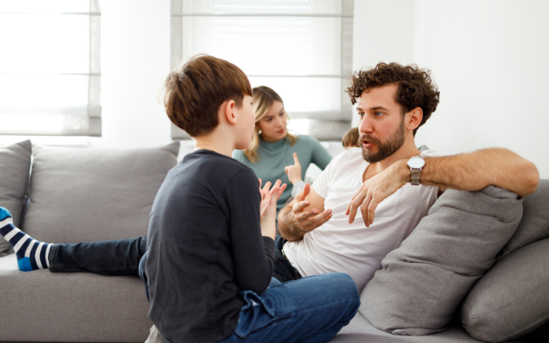 Familia en plena discusión en casa