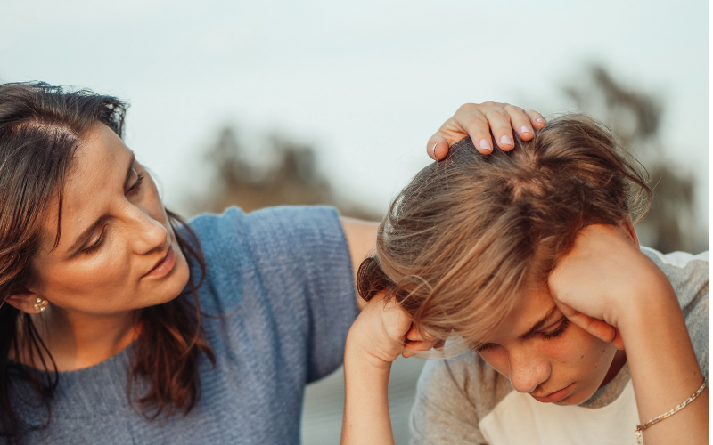 Madre e hijo adolescente hablando con calma